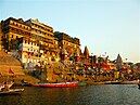 Ahilya Ghat por el Ganges, Varanasi.jpg