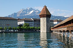 Kapellbrucke trong Lucerne.jpg