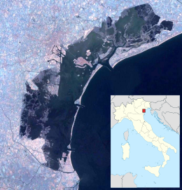 Lido di Venezia ตั้งอยู่ใน Venetian Lagoon