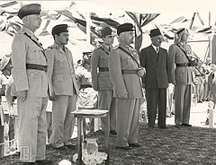 Le roi Abdallah le jour de l'indépendance de la Jordanie, le 25 mai 1946.jpg