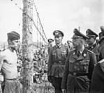 हिमलर बेसिचटिग्ट का रसलैंड में गेफ़ांगेनेलेगर का निधन हो गया। हेनरिक हिमलर ने रूस में युद्ध शिविर के एक कैदी का निरीक्षण किया, लगभग... - NARA - 540164.jpg