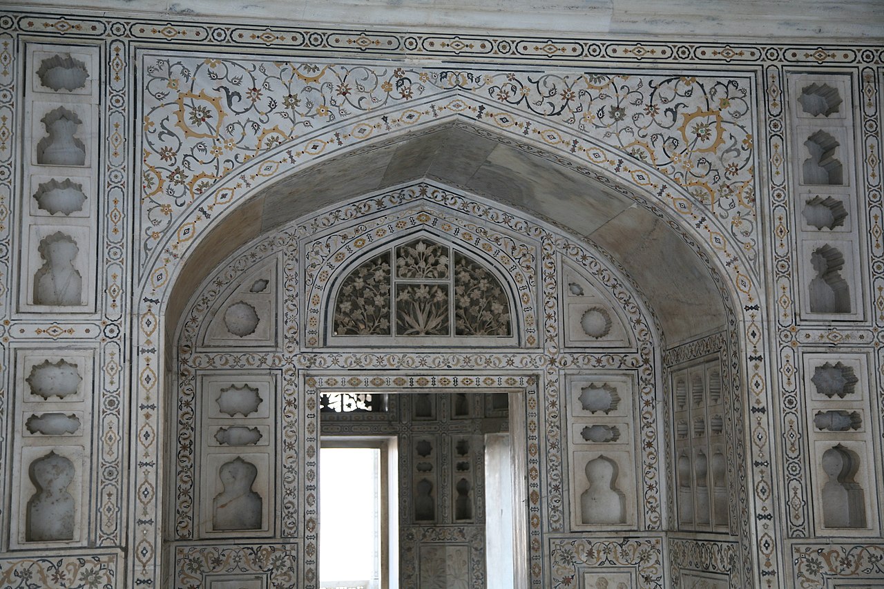 ركز الفن الاسلامي على فن العمارة فقط