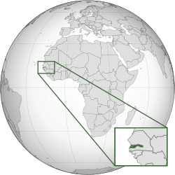 ที่ตั้งของแกมเบีย (สีเขียวเข้ม) ทางตะวันตกของแอฟริกา