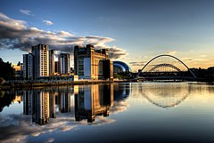 Newcastle Quayside กับ bridges.jpg