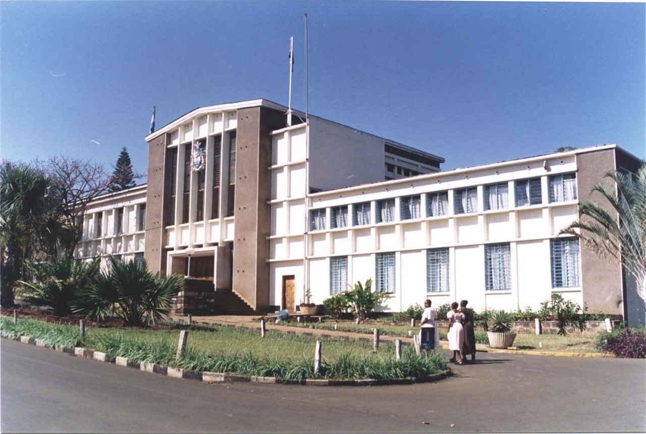 https://wikiimg.tojsiabtv.com/wikipedia/commons/thumb/1/17/Kisumu_town_hall.jpg/1280px-Kisumu_town_hall.jpg
