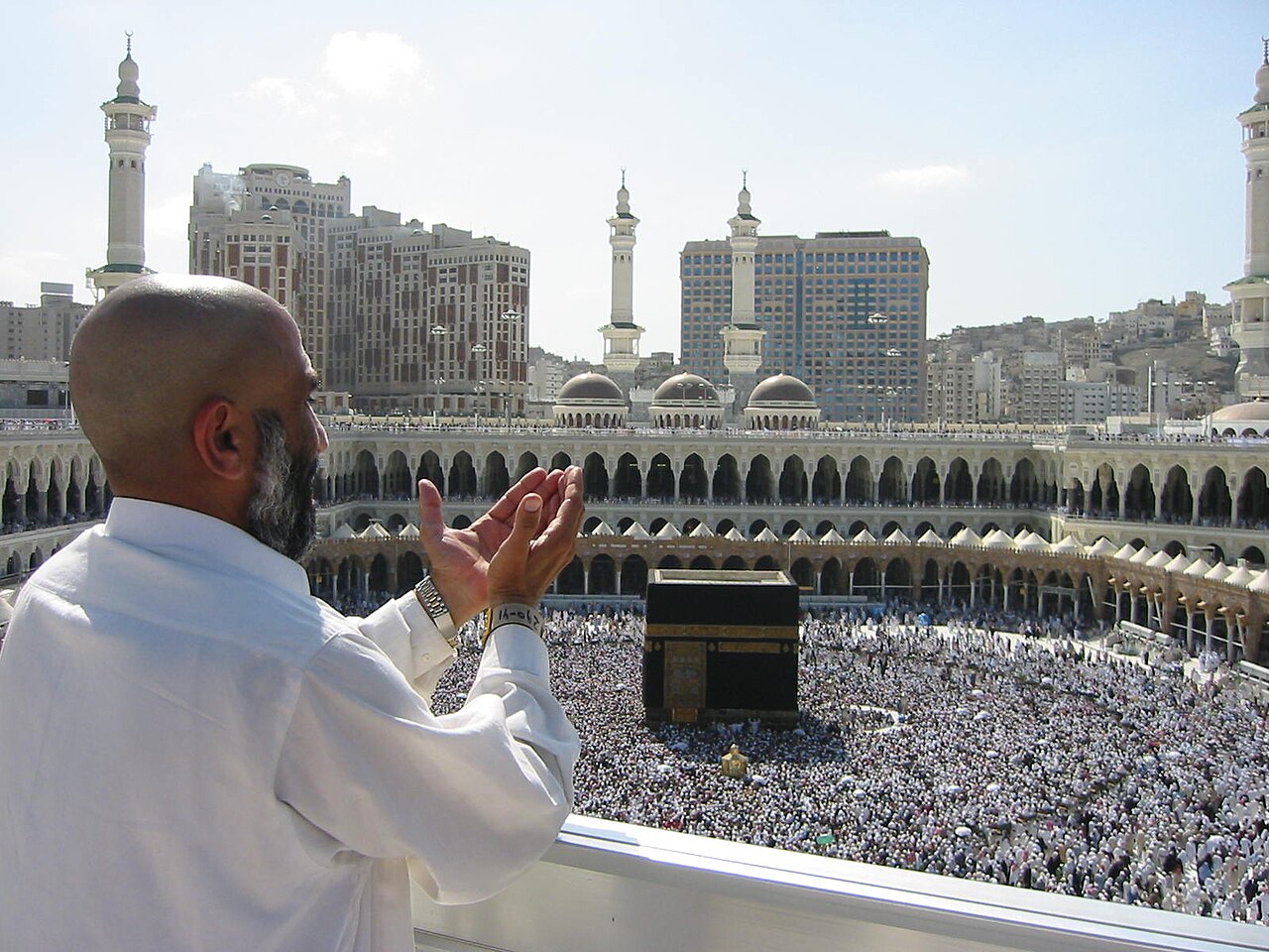 الصلاة أثناء فيه الكعبة المشرفة هو الذي مسجد المسجد تحول استقبال المسلمون الى في التكبير