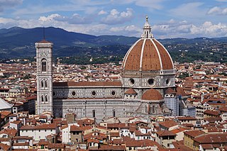 Vista de Florencia mostrando la cúpula, que domina todo lo que la rodea.  Es de planta octogonal y de sección ovoide.  Tiene nervaduras anchas que se elevan hasta el ápice con tejas rojas en el medio y una linterna de mármol en la parte superior.