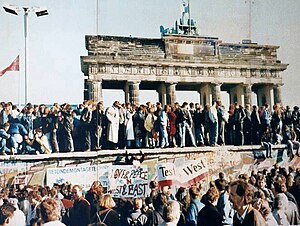 Alemanes occidentales y orientales en la Puerta de Brandenburgo en 1989.jpg