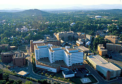 เส้นขอบฟ้า Charlottesville โดยมี University of Virginia Health System อยู่เบื้องหน้า