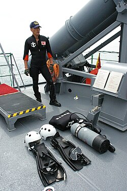 JMSDF นักดำน้ำกู้ภัยและอุปกรณ์ดำน้ำ JPG
