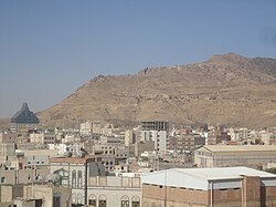 Jabal Nuqm o Jabal Nuqum en el área de Sanaa. La leyenda local dice que después de la muerte de Noé, su hijo Sem construyó la ciudad en la base de esta montaña. [1]