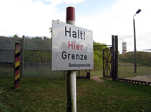 Un cartel blanco en un poste con la inscripción alemana 