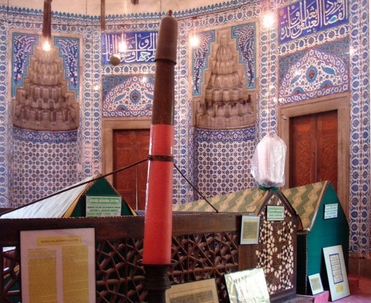 أقيم مسجد على قطعةِ أرضٍ مستطيلة الشكل ، طولُها 40 م، وعرضُها 14 م. أوجدْ محيطَ قطعةِ الأرضِ.