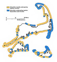 แผนที่ของ Cape Cod แสดงชายฝั่งที่ถูกกัดเซาะ (ส่วนที่เป็นหน้าผา) และชายฝั่งที่มีลักษณะการทับถมทางทะเล (อุปสรรค)