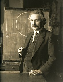Einstein 1921 โดย F Schmutzer - restore.jpg