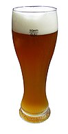 Un vaso weizen, utilizado para servir cerveza de trigo.