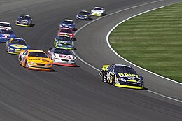 กองทัพเรือสหรัฐฯ 040501-N-1336S-037 กองทัพเรือสหรัฐฯสนับสนุน Chevy Monte Carlo NASCAR นำกลุ่มเข้าสู่รอบสี่ที่ California Speedway.jpg