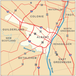 แผนที่แสดงให้เห็น Albany ทางฝั่งตะวันตกของ Hudson ล้อมรอบด้วยเมือง Colonie, Guilderland และ Bethlehem มีการแสดงถนนด้วย ทางหลวงระหว่างรัฐ 90, 87 และ 787 ผ่านเขตเมือง