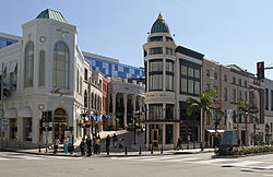 Beverly Hills en la esquina de Rodeo Drive y Via Rodeo en 2012. Se pueden ver a Breguet, Versace y Stefano Ricci.