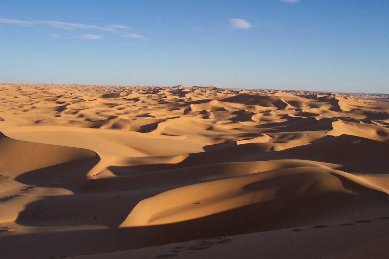 تؤدي عملية الترسيب الناتجة بفعل الرياح في المناطق الصحراوية إلى