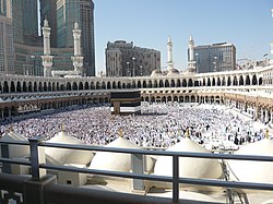 ด้านบน: สถานที่ศักดิ์สิทธิ์ที่สุดของศาสนาอิสลาม Al-Masjid Al-Ḥarām (มัสยิดอันศักดิ์สิทธิ์) ซึ่งล้อมรอบ Ka'bah (กลาง) ในเมกกะดินแดนกำเนิดและบรรพบุรุษของมูฮัมหมัดและเป็นจุดแสวงบุญประจำปีของชาวมุสลิมหลายล้านคนในปี 2010 ด้านล่าง : แผนที่ Hejaz แสดงเมืองเมกกะเมดินาเจดดาห์ Yanbu'al-Bahr และ Tabuk ภูมิภาคซาอุดิอาราเบียมีกรอบสีแดงและราชอาณาจักรปี 1923 เป็นสีเขียว