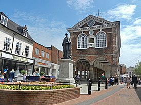 Tamworth Town Hall และรูปปั้น Sir Robert Peel