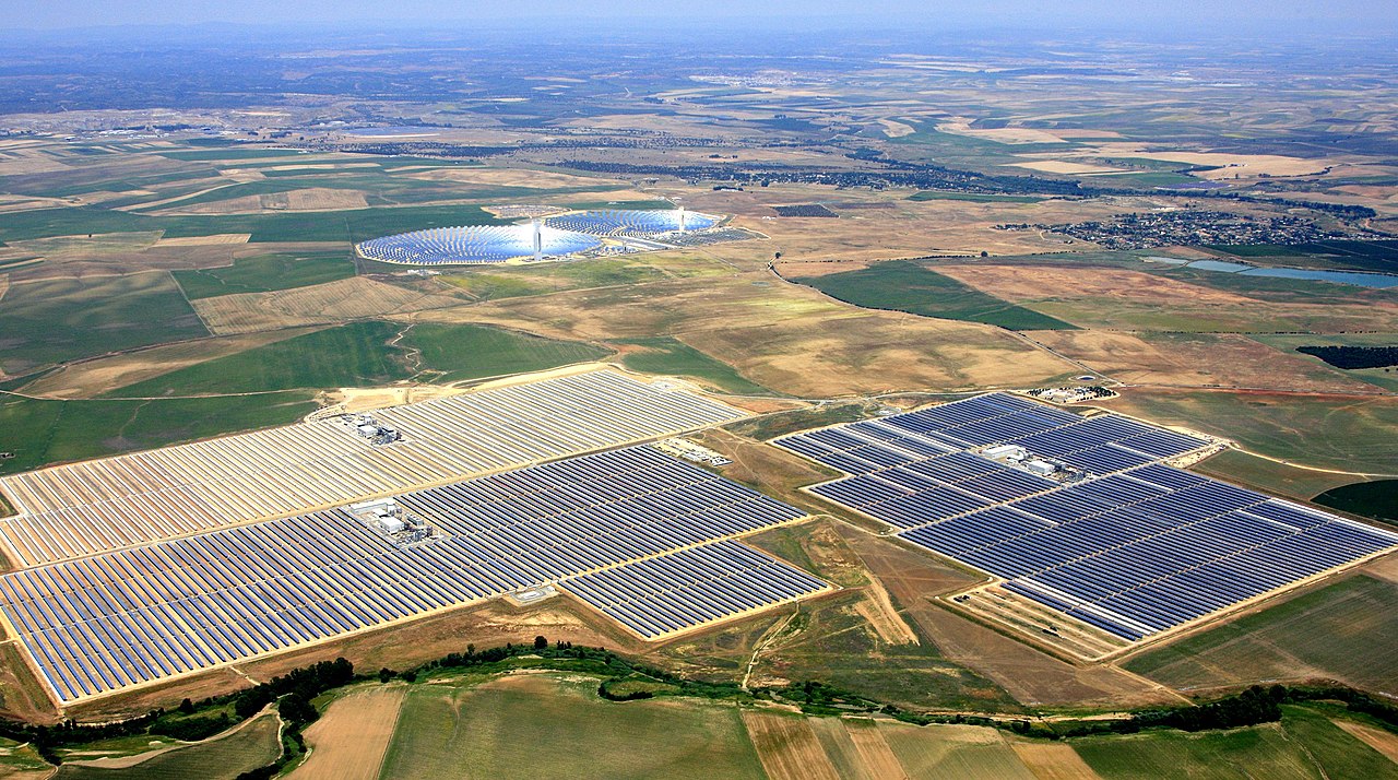 تحتاج محطات الطاقة الشمسية إلى تبريد، لماذا يُعد بناء محطات الطاقة العائمة حلاً عملياً لهذه المشكلة؟