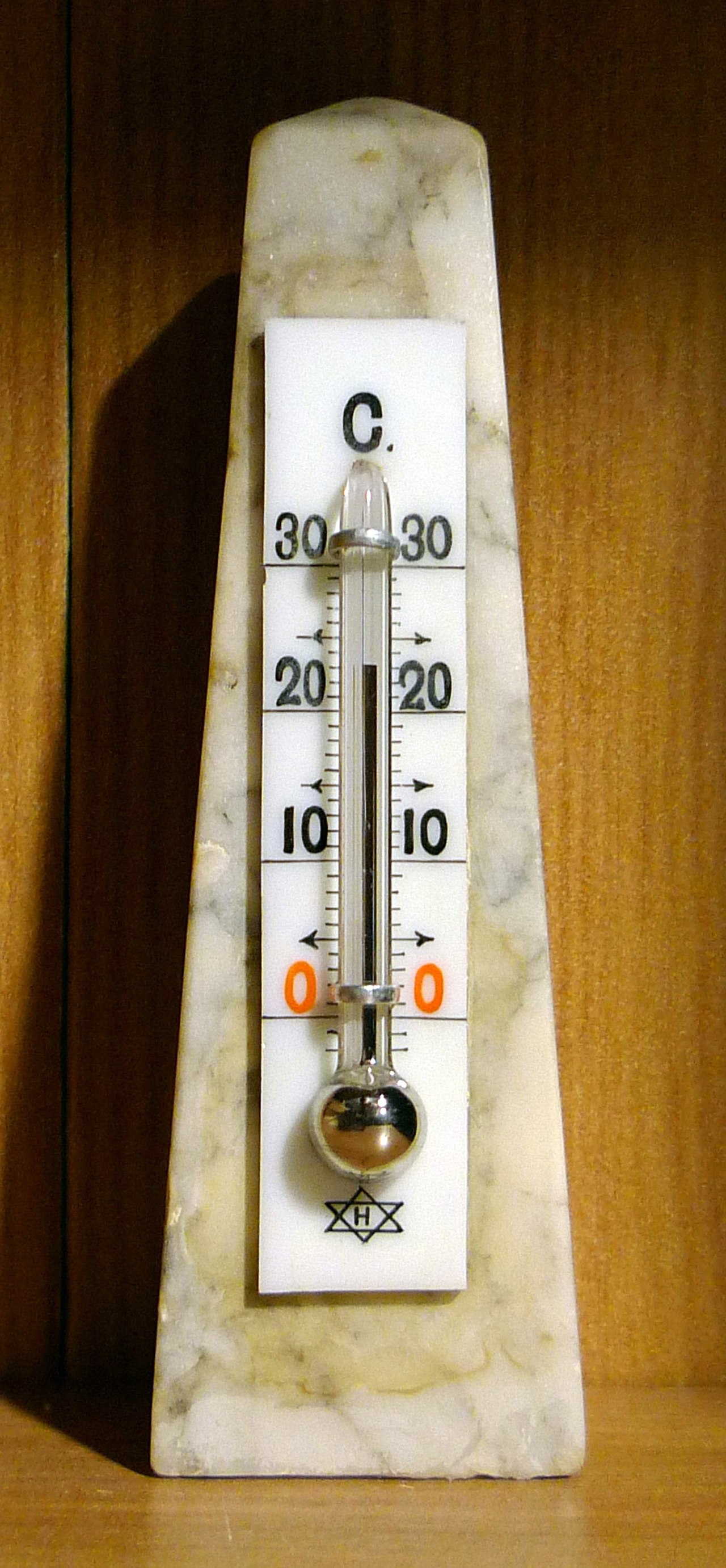 يسمى تقاس درجة الحرارة بجهاز أجهزة قياس