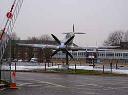 การ์ดประตู Spitfire รุ่นเต็มขนาดที่ทางเข้า RAF Uxbridge