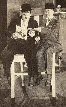Laurel & Hardy อ่าน The New Movie.jpg