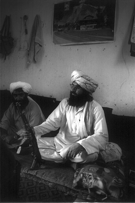 ไฟล์: Taliban-Torkham-2001.jpg