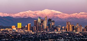 Los Angeles với Mount Baldy.jpg