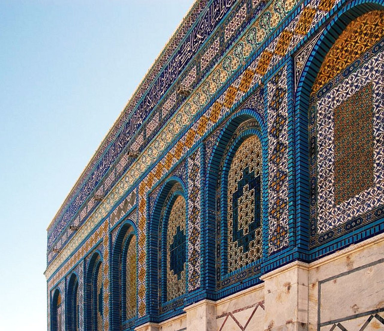 يتميز الفخار الاسلامي العربي بألوان الطلاء الخارجي خاصة اللون