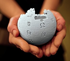 Un globo de Wikipedia impreso en 3D en manos de alguien