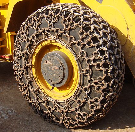 Cosa sono le pale gommate? 440px-Traction_chains_on_a_wheel_loader_-_cropped