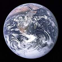 รูปถ่ายบลูมาร์เบิลของโลกถ่ายโดยภารกิจอพอลโล 17 คาบสมุทรอาหรับแอฟริกาและมาดากัสการ์อยู่ครึ่งบนของแผ่นดิสก์ในขณะที่แอนตาร์กติกาอยู่ล่างสุด