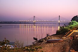 A orillas del puente Nuevo Yamuna, Allahabad.jpg