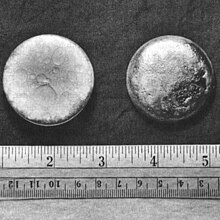 Dos gránulos brillantes de plutonio de unos 3 cm de diámetro.