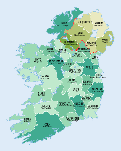 แผนที่ของไอร์แลนด์แสดงเขตแดนดั้งเดิมของเคาน์ตีและชื่อที่มีเคาน์ตีไอร์แลนด์เหนือเป็นสีแทน เคาน์ตีอื่นๆ ทั้งหมดเป็นสีเขียว