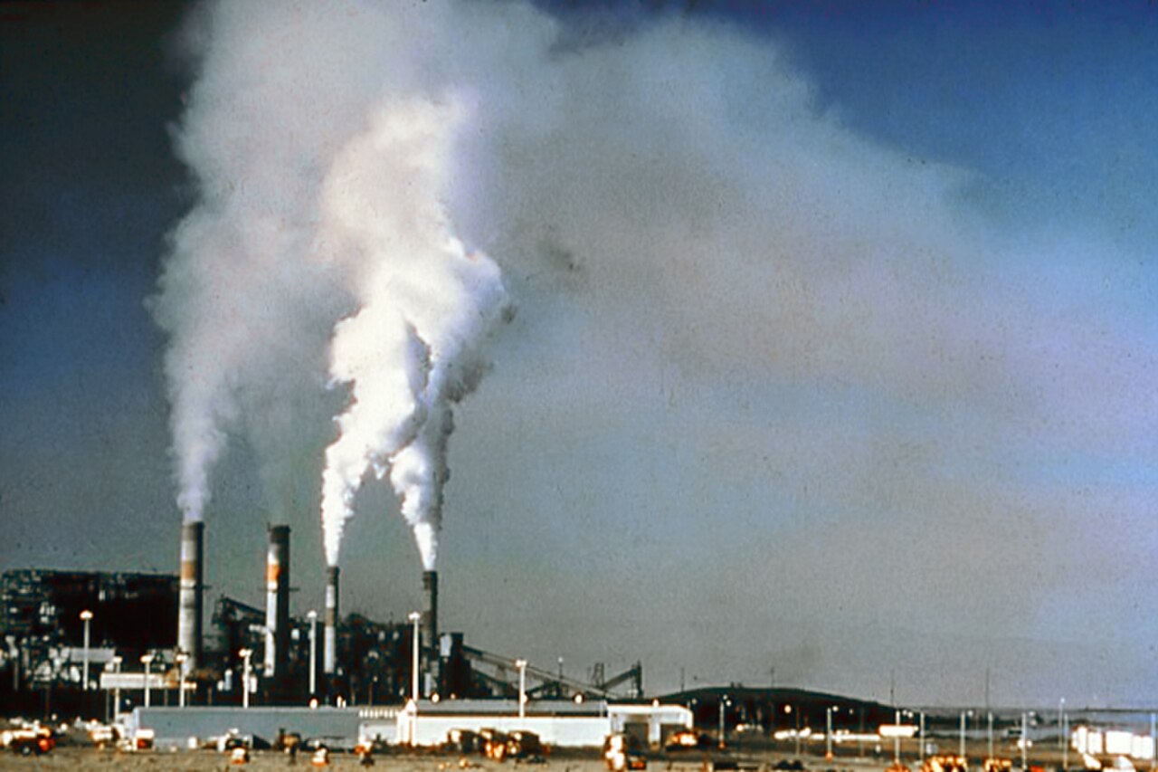 عند حرق الوقود الاحفوري قد يسبب الدخان الناتج الضباب الدخاني