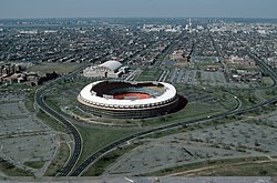 ภาพถ่ายทางอากาศ RFK Stadium มองไปทาง Capitol, 1988.jpg