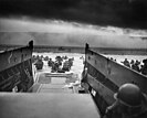 D-Dayに上陸用舟艇から上陸する兵士