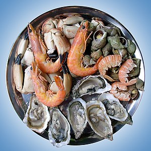 จานอาหารทะเลประกอบด้วยกุ้งหอยนางรมหอยทากและปู