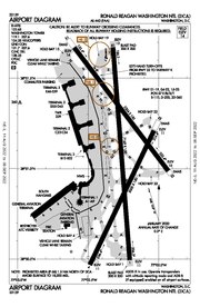 แผนที่ที่มีตารางซ้อนทับแสดงรันเวย์อาคารผู้โดยสารและโครงสร้างอื่น ๆ ของสนามบิน