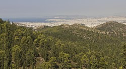 มุมมองจาก Kaisariani Hill มองไปยังเอเธนส์โดยมี Salamis อยู่เบื้องหลัง