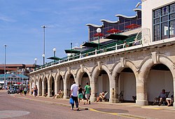 Frente marítima de Bournemouth e o edifício à beira-mar