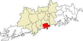 Ubicación (en rojo) dentro de la región de Uusimaa y la subregión del Gran Helsinki (en amarillo)