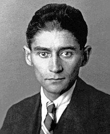 Fotografía en blanco y negro de Kafka cuando era un joven de cabello oscuro y traje formal