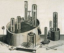 Engraving of assorted scientific equipment, such as a pneumatic trough. A dead mouse rests under one glass canister.