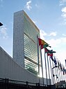 Edificio de la sede de las Naciones Unidas, con banderas en primer plano